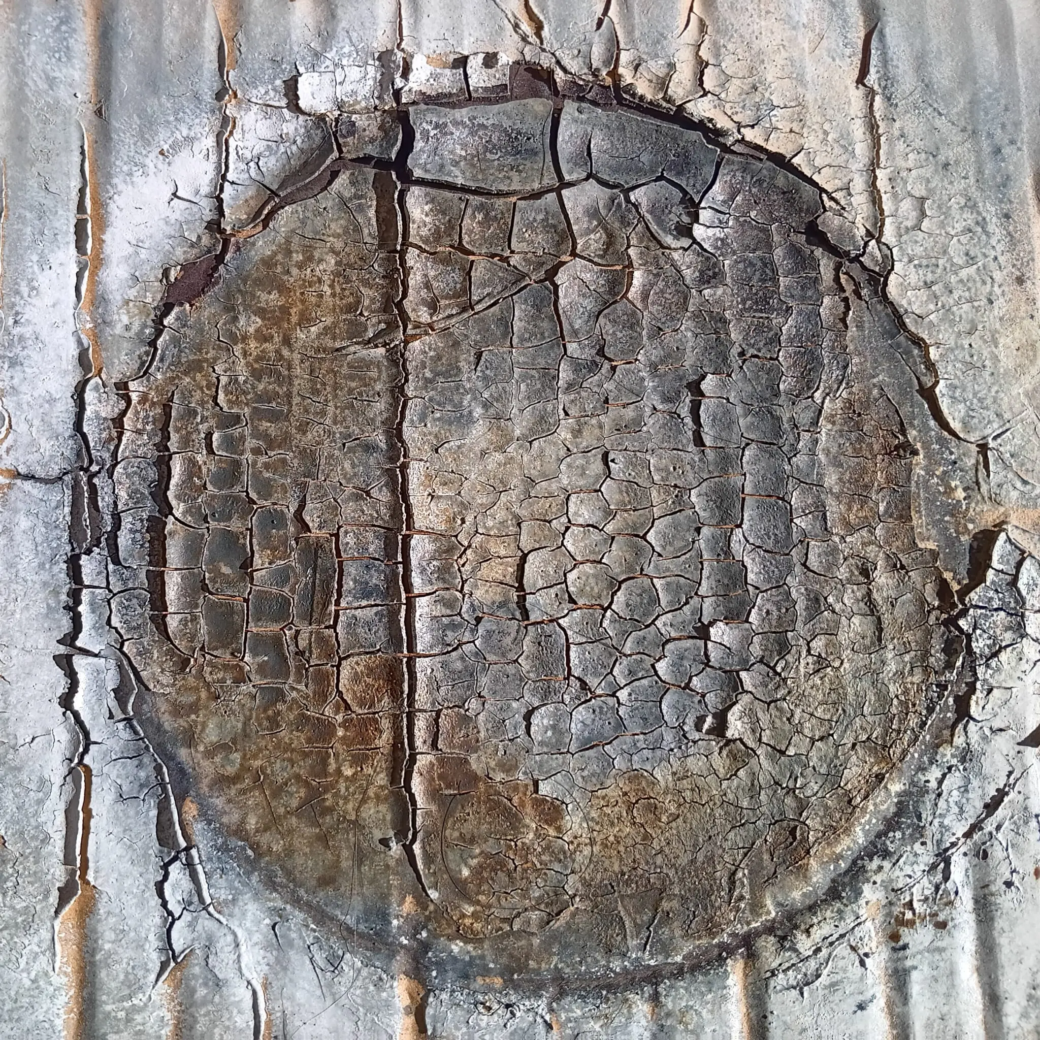 TITLE Das Siegel der Vergänglichkeit  BESCHREIBUNG Diese Nahaufnahme feiert die Essenz der Wabi-Sabi-Kunst: die Schönheit im Unvollkommenen und Vergänglichen.