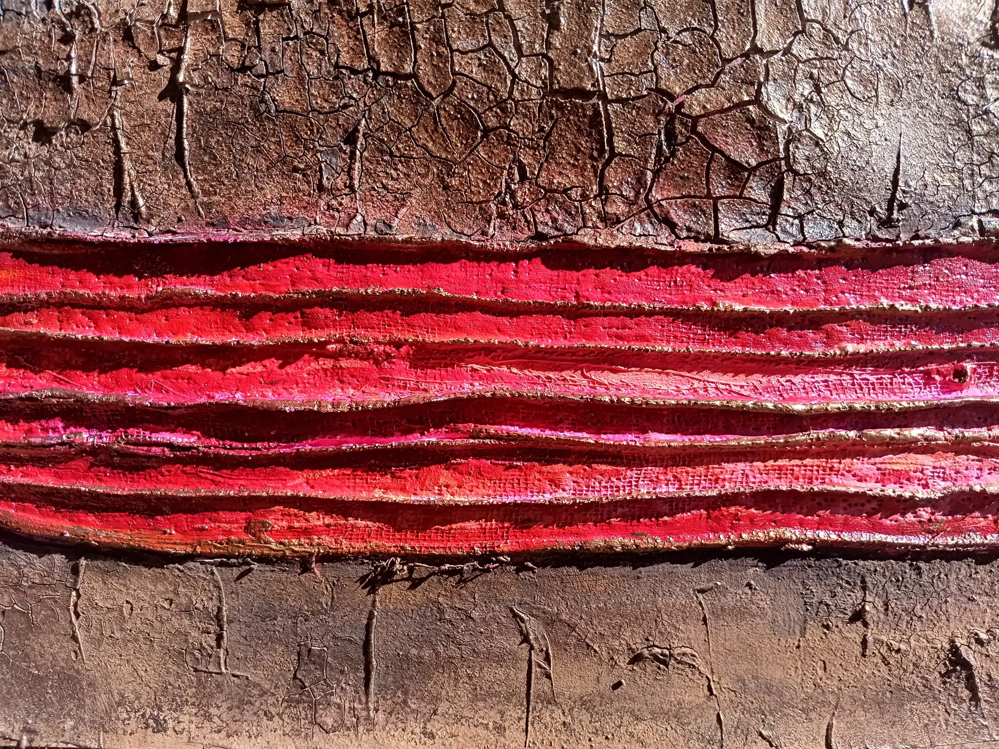 TITEL: Gezeichneter Horizont  BESCHREIBUNG: Eine feurige, rote Schichtung durchbricht die dunkle, rissige Erde und symbolisiert die Kraft des Überdauerns.