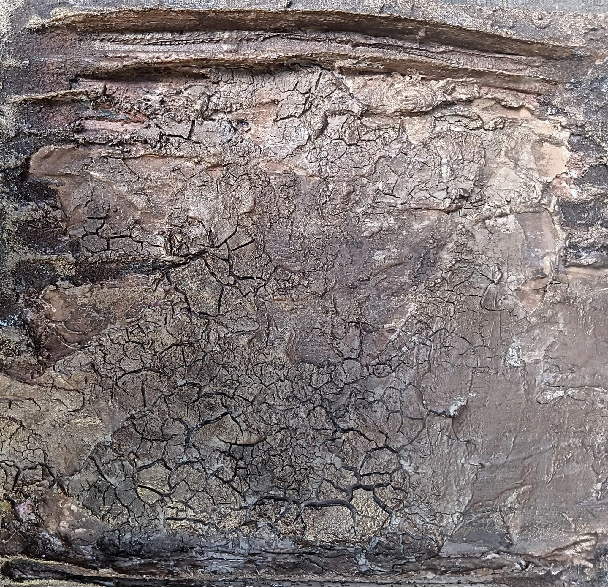 TITEL: Archaisches Relief BESCHREIBUNG : Eine dicke, verkrustete Schicht aus Erdtönen, die wie getrockneter Schlamm die Spuren der Zeit konserviert.