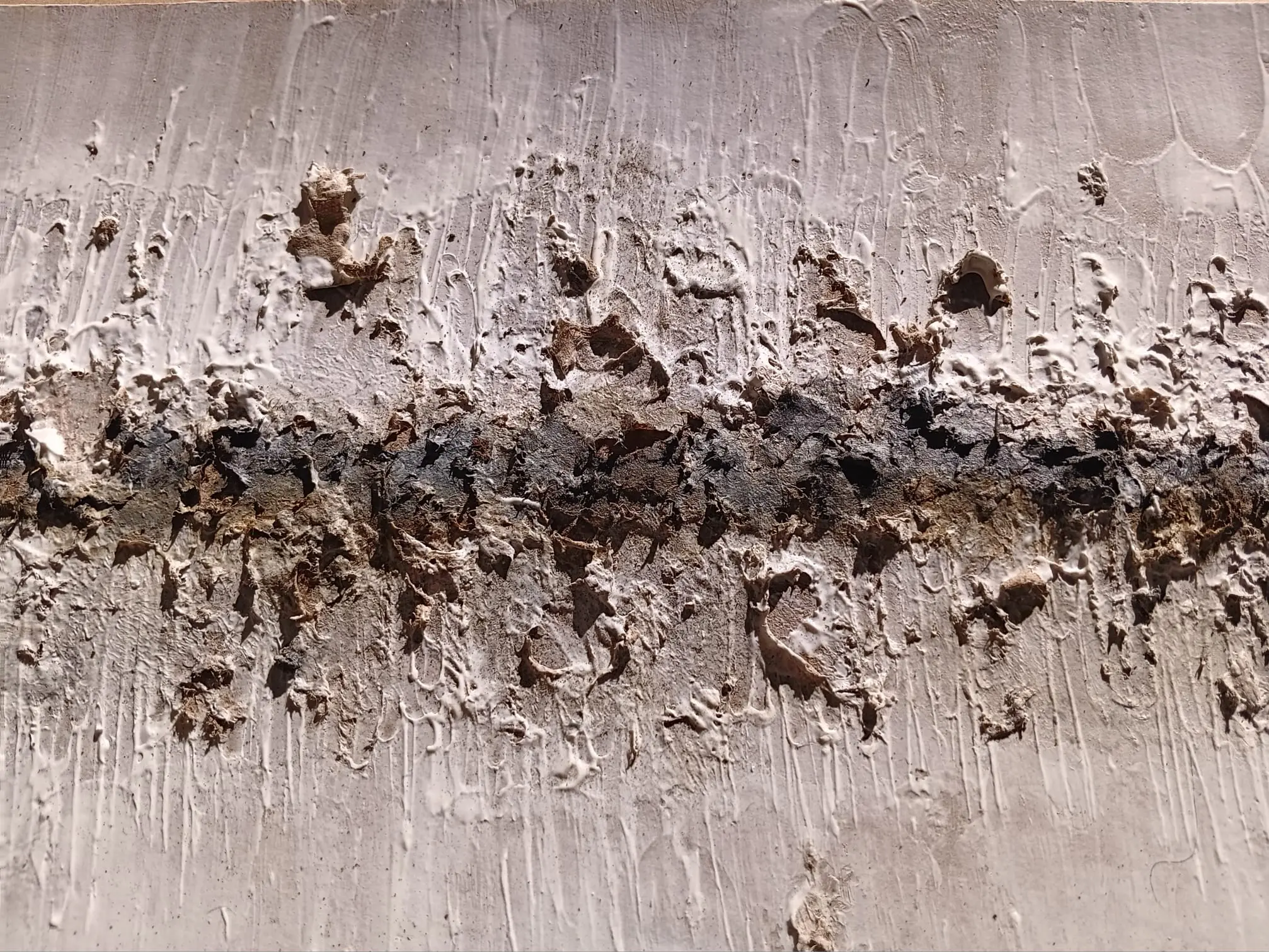 TITEL: Gefrorene Asche  BESCHREIBUNG: Eine taktile Verschmelzung von dunklem, holzkohleartigem Kern und weißer, gespachtelter Hülle, die an die Flüchtigkeit von Feuer erinnert.