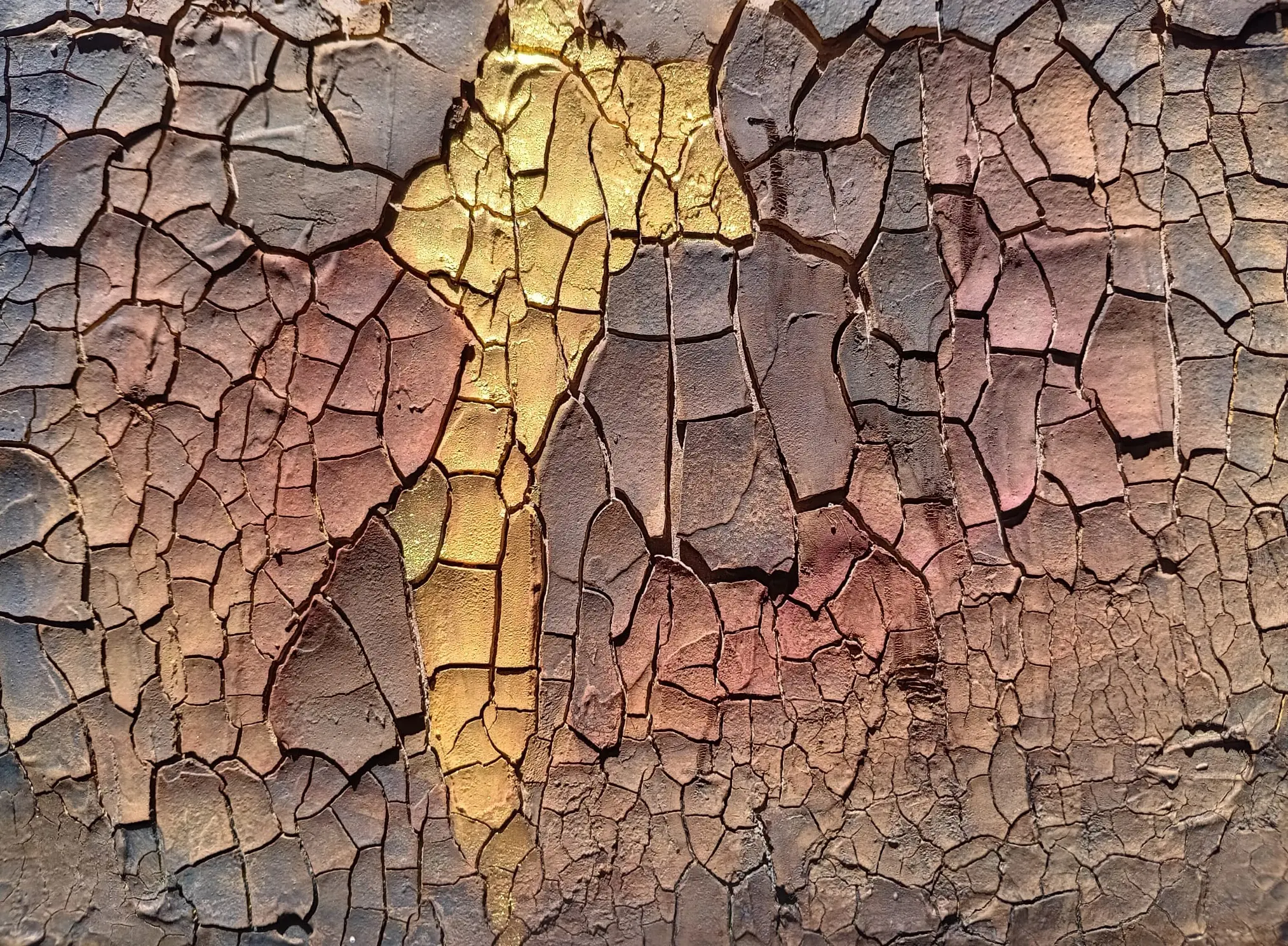 TITEL: Kintsugi-Pfad  BESCHREIBUNG: Eine leuchtende Goldader bricht durch erdige, rissige Fragmente und feiert die Schönheit des Unvollkommenen.