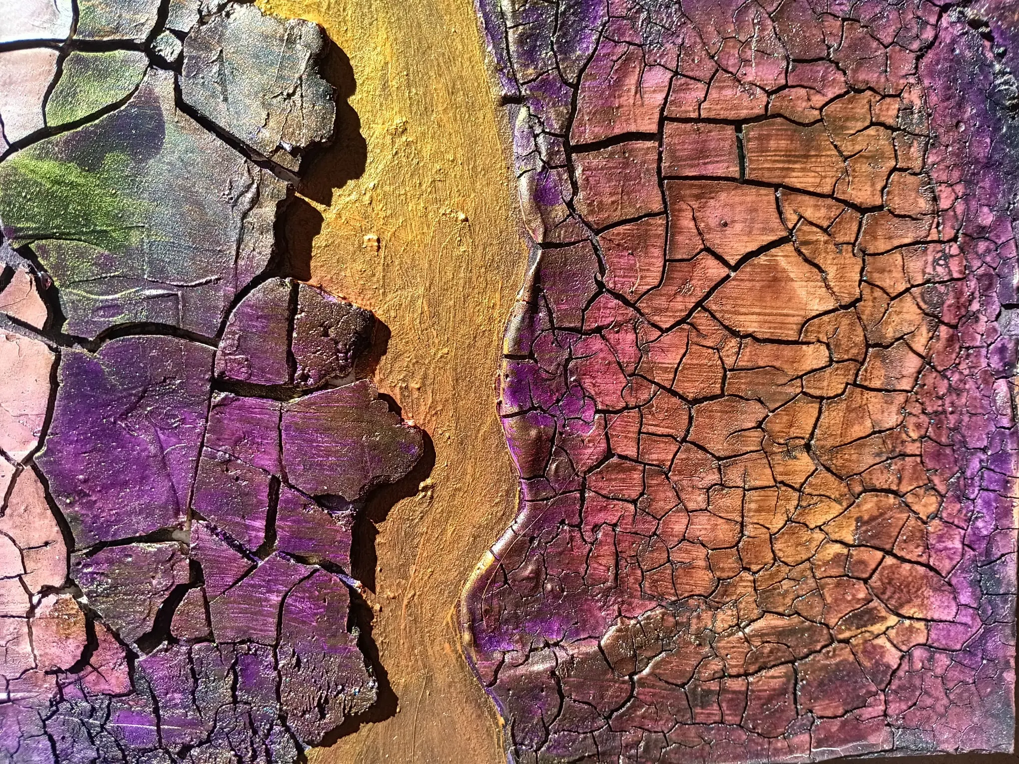TITEL: Violetter Riss BESCHREIBUNG : Kräftige Violetttöne treffen auf ein goldenes Tal und betonen das organische Relief getrockneter Farbe.